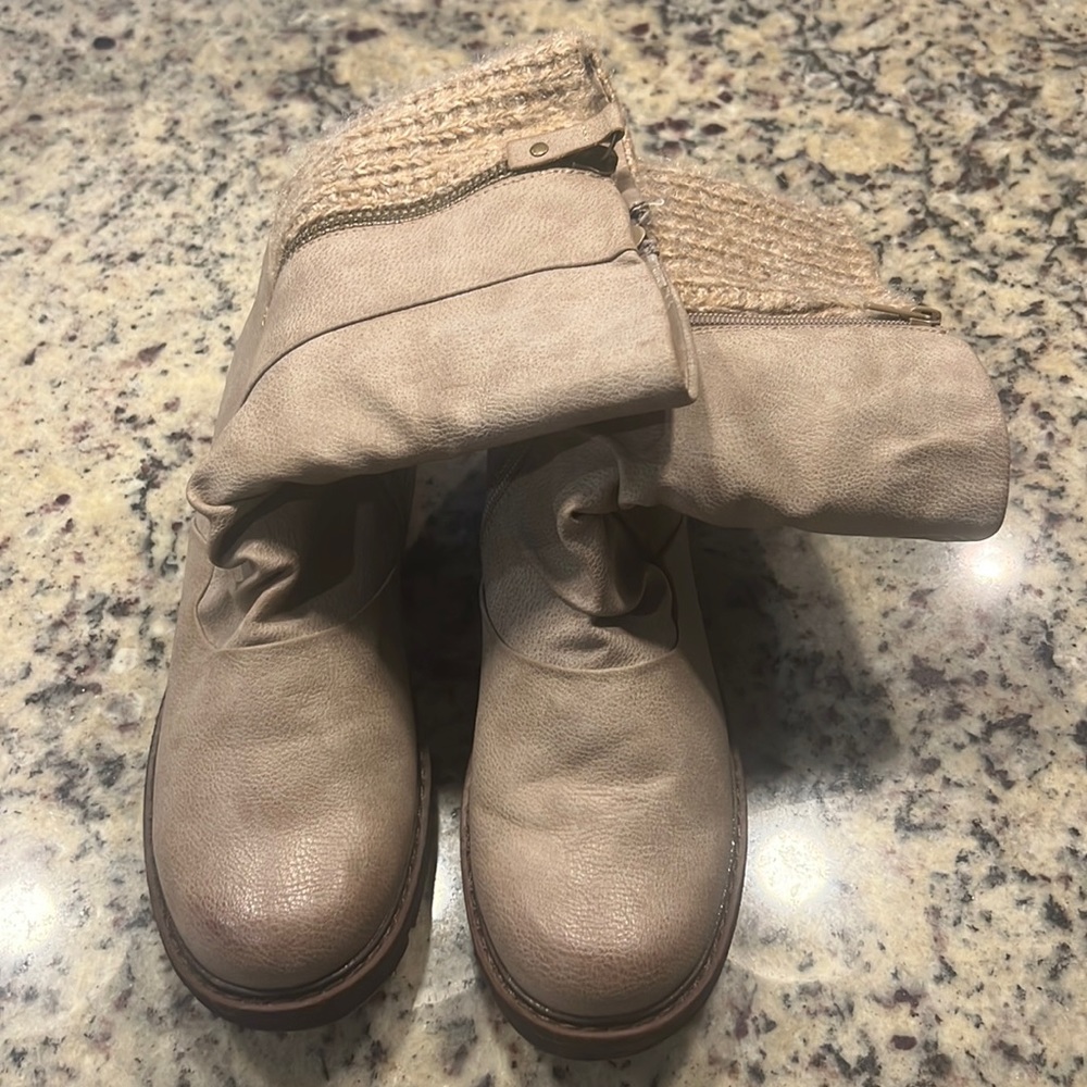 Muk Luks Beige Abra Boot Size 9 - Worn once